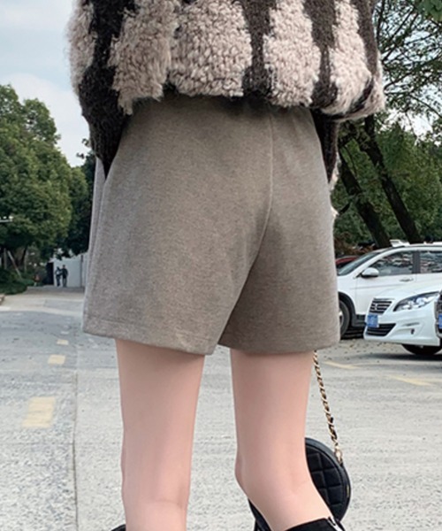 ADDITION STORE(アディションストア)の「【フルシーズン使える】ハイウエスト ショートパンツ / high-waisted shorts / asknn(スラックス・レディース・ベージュ/ブラック・SMALL/LARGE/MEDIUM)」の5枚目の写真
