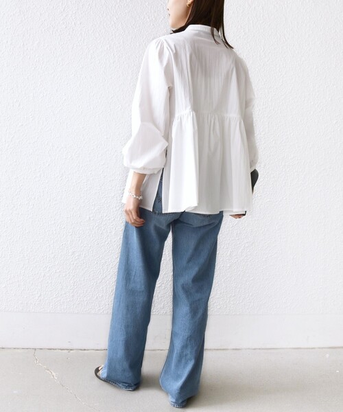 SHIPS(シップス)の「【WEB限定】〈手洗い可能〉フリル 刺繍 ペプラム ブラウス(シャツ/ブラウス・レディース・オフホワイト/ライトブルー/ネイビー・ONE SIZE)」の6枚目の写真