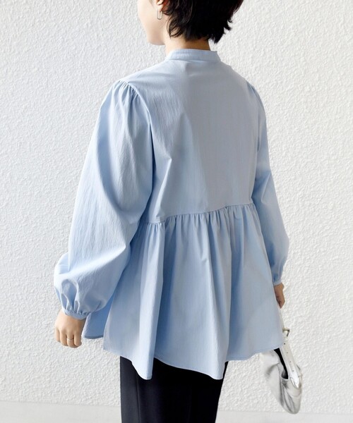 SHIPS(シップス)の「【WEB限定】〈手洗い可能〉フリル 刺繍 ペプラム ブラウス(シャツ/ブラウス・レディース・オフホワイト/ライトブルー/ネイビー・ONE SIZE)」の18枚目の写真