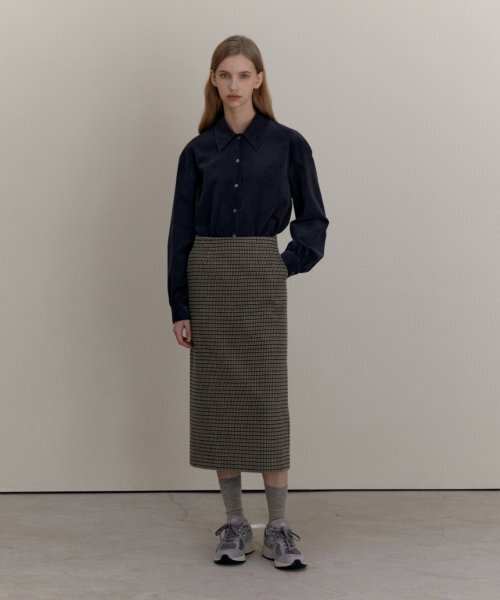 UNNOUT(アナウト)の「MINIMAL CORDUROY SHIRT - CHARCOAL(シャツ/ブラウス・レディース・その他・ONE SIZE)」の2枚目の写真