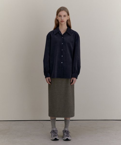 UNNOUT(アナウト)の「MINIMAL CORDUROY SHIRT - CHARCOAL(シャツ/ブラウス・レディース・その他・ONE SIZE)」の4枚目の写真