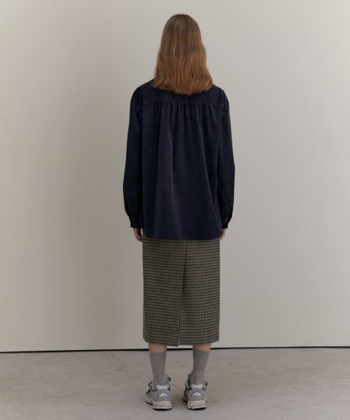UNNOUT(アナウト)の「MINIMAL CORDUROY SHIRT - CHARCOAL(シャツ/ブラウス・レディース・その他・ONE SIZE)」の5枚目の写真