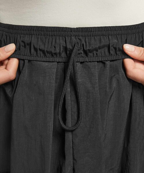 NIKE（ナイキ）の「ナイキ スポーツウェア ウィンドランナー ウィメンズスカート / Nike Sportswear Windrunner Women's Skirt IM7451-011 Black（スカート・レディース・ブラック・XS/XL/S/M/L）」の4枚目の写真