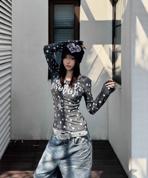 Ritzy(リッツィー)の「Y2K星柄&ロゴデザインVネックロングスリーブTシャツ(Tシャツ/カットソー・レディース・ホワイト/グレー・M/L)」の2枚目の写真