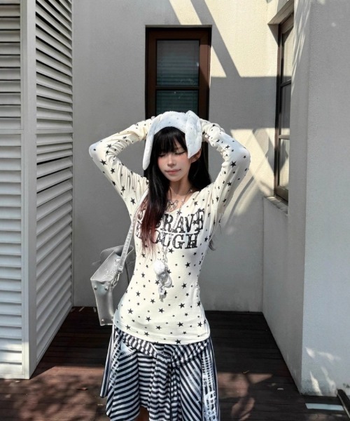 Ritzy(リッツィー)の「Y2K星柄&ロゴデザインVネックロングスリーブTシャツ(Tシャツ/カットソー・レディース・ホワイト/グレー・M/L)」の1枚目の写真