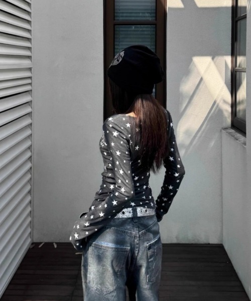 Ritzy(リッツィー)の「Y2K星柄&ロゴデザインVネックロングスリーブTシャツ(Tシャツ/カットソー・レディース・ホワイト/グレー・M/L)」の3枚目の写真