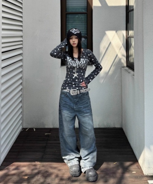 Ritzy(リッツィー)の「Y2K星柄&ロゴデザインVネックロングスリーブTシャツ(Tシャツ/カットソー・レディース・ホワイト/グレー・M/L)」の4枚目の写真