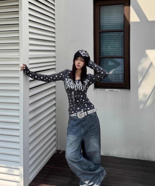 Ritzy(リッツィー)の「Y2K星柄&ロゴデザインVネックロングスリーブTシャツ(Tシャツ/カットソー・レディース・ホワイト/グレー・M/L)」の5枚目の写真