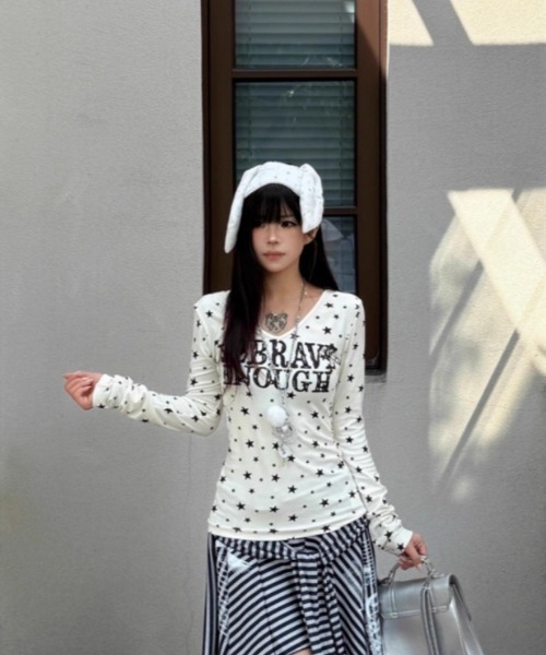 Ritzy(リッツィー)の「Y2K星柄&ロゴデザインVネックロングスリーブTシャツ(Tシャツ/カットソー・レディース・ホワイト/グレー・M/L)」の6枚目の写真