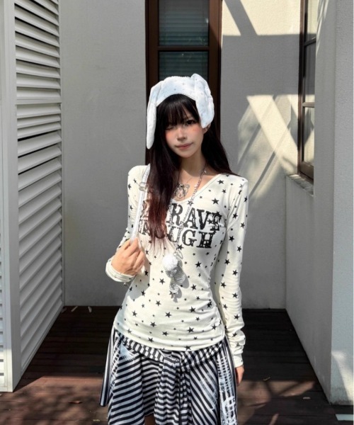 Ritzy(リッツィー)の「Y2K星柄&ロゴデザインVネックロングスリーブTシャツ(Tシャツ/カットソー・レディース・ホワイト/グレー・M/L)」の7枚目の写真