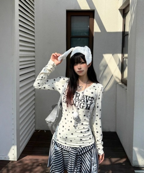 Ritzy(リッツィー)の「Y2K星柄&ロゴデザインVネックロングスリーブTシャツ(Tシャツ/カットソー・レディース・ホワイト/グレー・M/L)」の8枚目の写真