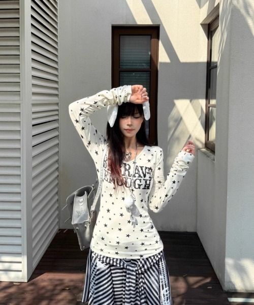Ritzy(リッツィー)の「Y2K星柄&ロゴデザインVネックロングスリーブTシャツ(Tシャツ/カットソー・レディース・ホワイト/グレー・M/L)」の10枚目の写真