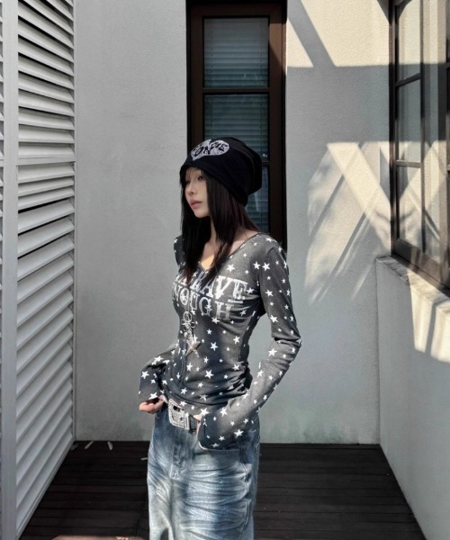 Ritzy(リッツィー)の「Y2K星柄&ロゴデザインVネックロングスリーブTシャツ(Tシャツ/カットソー・レディース・グレー/ホワイト・L/M)」の10枚目の写真