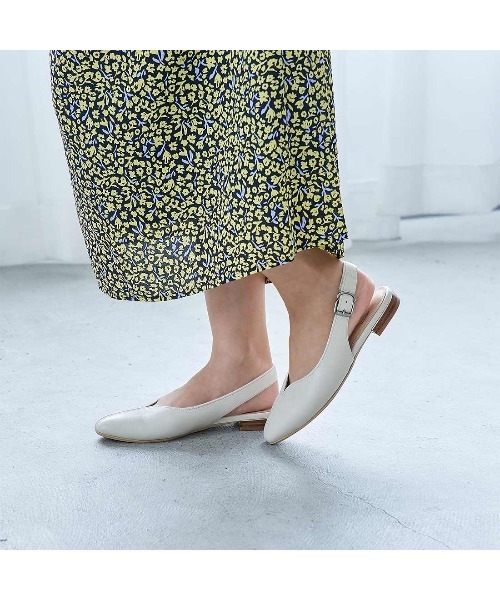 ing（イング）の「センターシームバックベルトパンプス（パンプス・レディース・ブラック/ゴールド/アイボリー・24.5cm/24cm/23.5cm/23cm/22.5cm）」の2枚目の写真