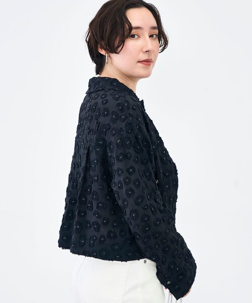 NOLLEY’S（ノーリーズ）の「【KIRYU】ウォッシャブル花柄ジャガードシャツ（シャツ/ブラウス・レディース・ホワイト/ネイビー・38）」の5枚目の写真