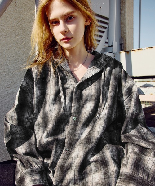 ROCHEM（ローシェン）の「ヴィンテージ加工オーバーサイズシャツフーディー（シャツ/ブラウス・メンズ・ブラウン系/ネイビー系/ブラック系・XS/S/M/L）」の5枚目の写真