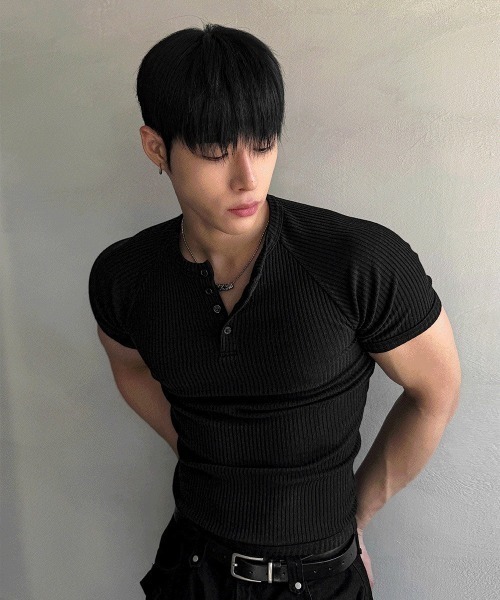 COSYHARU(コシハル)の「マッスルフィットヘンリーネック半袖ニット(Tシャツ/カットソー・メンズ・アイボリー/ブラック・FREE)」の1枚目の写真