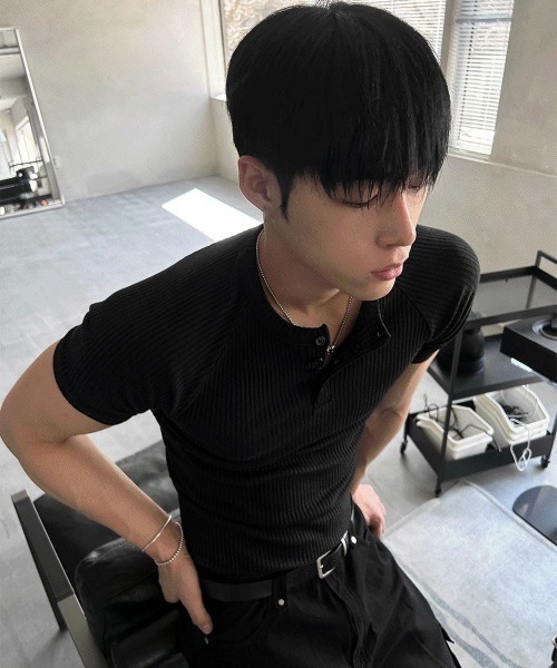 COSYHARU(コシハル)の「マッスルフィットヘンリーネック半袖ニット(Tシャツ/カットソー・メンズ・アイボリー/ブラック・FREE)」の9枚目の写真