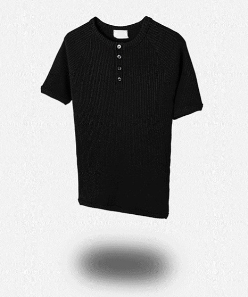 COSYHARU(コシハル)の「マッスルフィットヘンリーネック半袖ニット(Tシャツ/カットソー・メンズ・アイボリー/ブラック・FREE)」の16枚目の写真
