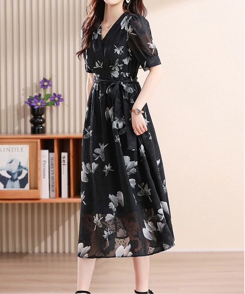 LUCPY(ラクピー)の「小花柄スリットマーメイドロングワンピース(ワンピース・レディース・ブラック・X-LARGE/LARGE/MEDIUM/SMALL)」の3枚目の写真