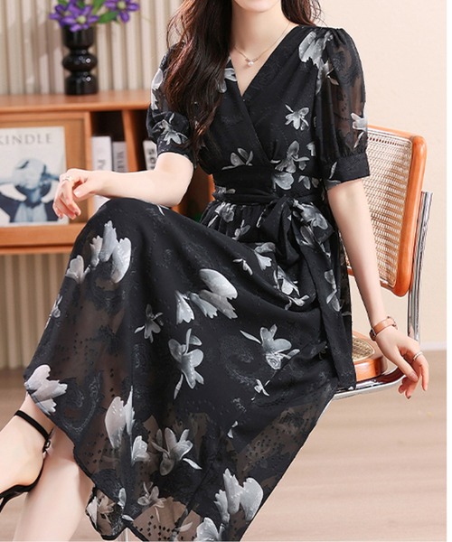 LUCPY(ラクピー)の「小花柄スリットマーメイドロングワンピース(ワンピース・レディース・ブラック・X-LARGE/LARGE/MEDIUM/SMALL)」の4枚目の写真