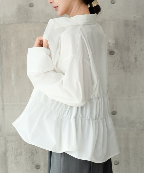 DRESS PLUS(ドレスプラス)の「ウエストシャーリング ペプラムシャツ 長袖(シャツ/ブラウス・レディース・サックスブルー/オフホワイト/ブラック/ネイビー・M)」の2枚目の写真