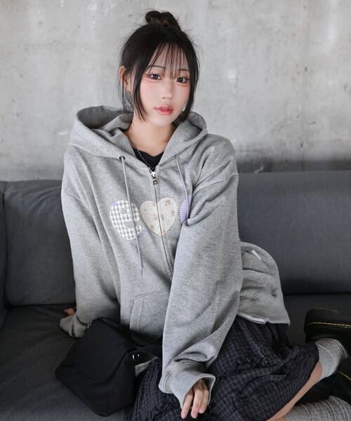 ambler（エムブラー）の「[裏毛/起毛]チェックフラワー刺繍ジップ