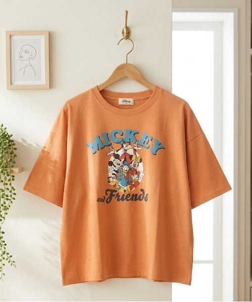 Disney(ディズニー)の「【DISNEY/ディズニー】キャラクターミッキー&フレンズ ヴィンテージライク プリント半袖Tシャツ(WIDEシルエット)(Tシャツ/カットソー・レディース・スカイブルー/オレンジ/ベージュ/オフホワイト・LARGE/MEDIUM)」の2枚目の写真
