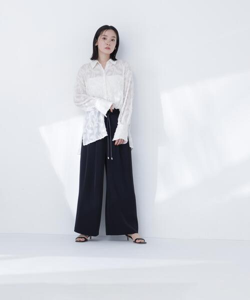 NATURAL BEAUTY BASIC（ナチュラルビューティーベーシック）の「フェイクレザーベルテッドパンツ（その他パンツ・レディース・オフホワイト/ブラック/キャメル・MEDIUM/P/S）」の4枚目の写真