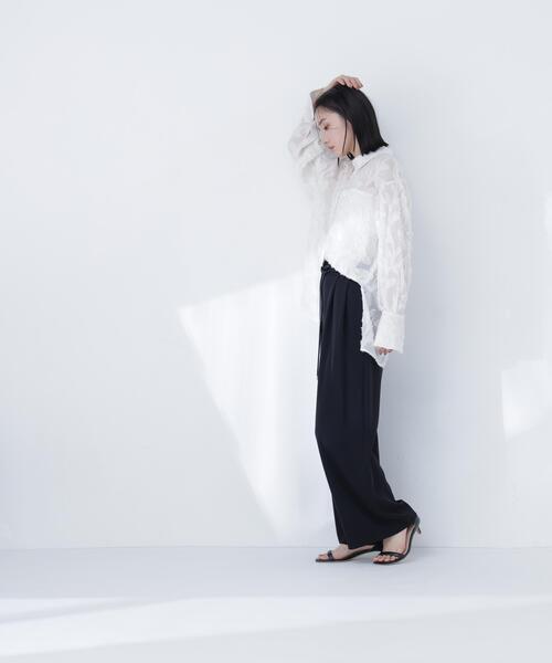 NATURAL BEAUTY BASIC（ナチュラルビューティーベーシック）の「フェイクレザーベルテッドパンツ（その他パンツ・レディース・オフホワイト/ブラック/キャメル・MEDIUM/P/S）」の5枚目の写真