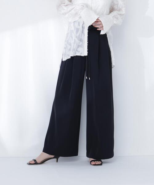 NATURAL BEAUTY BASIC（ナチュラルビューティーベーシック）の「フェイクレザーベルテッドパンツ（その他パンツ・レディース・オフホワイト/ブラック/キャメル・MEDIUM/P/S）」の6枚目の写真