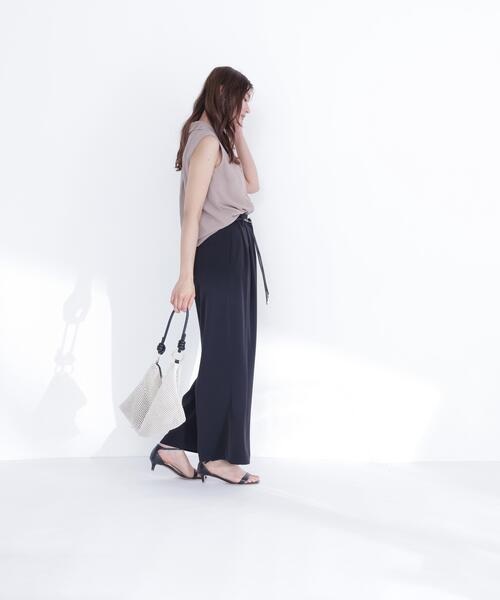 NATURAL BEAUTY BASIC（ナチュラルビューティーベーシック）の「フェイクレザーベルテッドパンツ（その他パンツ・レディース・オフホワイト/ブラック/キャメル・MEDIUM/P/S）」の12枚目の写真