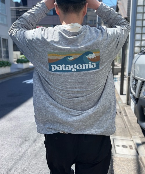 patagonia(パタゴニア)の「【Patagonia】パタゴニア M's L/S Cap Cool Daily Graphic Shirt グラフィック ロングスリーブ(Tシャツ/カットソー・メンズ・サンドベージュ/グレー・S/M/L/XL)」の1枚目の写真