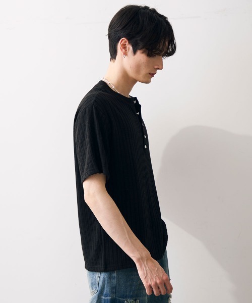 Shoowtime(ショウタイム)の「Ribbed knit henley top / リブヘンリーネックカットソー(Tシャツ/カットソー・メンズ・ホワイト/ブラック・MEDIUM/LARGE/X-LARGE)」の11枚目の写真