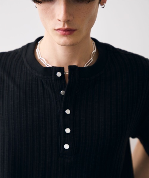 Shoowtime(ショウタイム)の「Ribbed knit henley top / リブヘンリーネックカットソー(Tシャツ/カットソー・メンズ・ホワイト/ブラック・MEDIUM/LARGE/X-LARGE)」の14枚目の写真