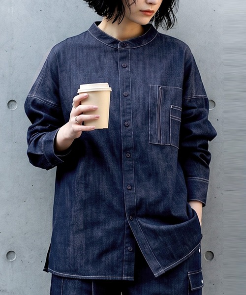 antiqua(アンティカ)の「胸ポケット ペン差し 配色ステッチ デニム シャツ(シャツ/ブラウス・レディース・ワンウォッシュ・P/R)」の1枚目の写真