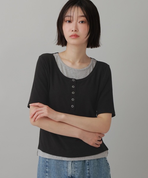 LAKOLE（ラコレ）の「レイヤードヘンリーネック半袖Ｔ / 863036（Tシャツ/カットソー・レディース・ブラック/オフホワイト/グレー・FREE）」の2枚目の写真