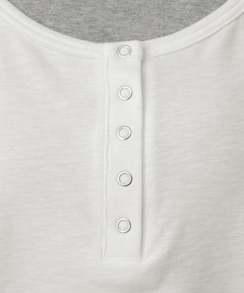 LAKOLE（ラコレ）の「レイヤードヘンリーネック半袖Ｔ / 863036（Tシャツ/カットソー・レディース・ブラック/オフホワイト/グレー・FREE）」の4枚目の写真