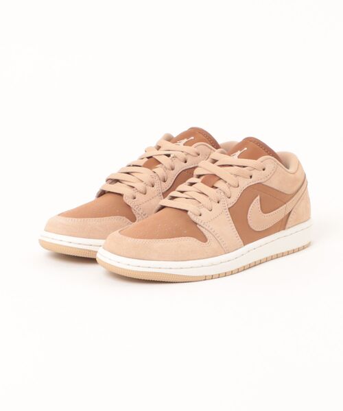 JORDAN BRAND(ジョーダンブランド)の「JORDAN BRAND W AIR JORDAN 1 LOW エア ジョーダン 1 LOW WDC0774A 205LMDBRN/LTBTT(スニーカー・レディース・ブラウン・23.5cm/22.5cm/25.0cm/24.0cm/23.0cm/25.5cm/24.5cm)」の1枚目の写真