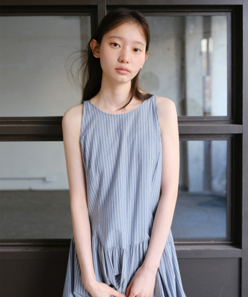 URAGO(ユラーゴ)の「Stripe sleeveless long dress(ワンピース・レディース・ライトブルー/アイボリー・FREE)」の4枚目の写真