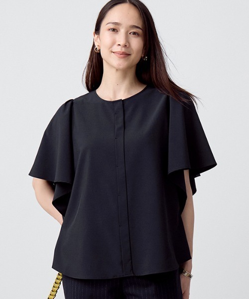 AOYAMA(アオヤマ)の「フレアスリーブブラウス【涼】【半袖】ストレッチ素材を使用したエレガントなフレア袖ブラウス(シャツ/ブラウス・レディース・ネイビー/ホワイト・M/L)」の2枚目の写真