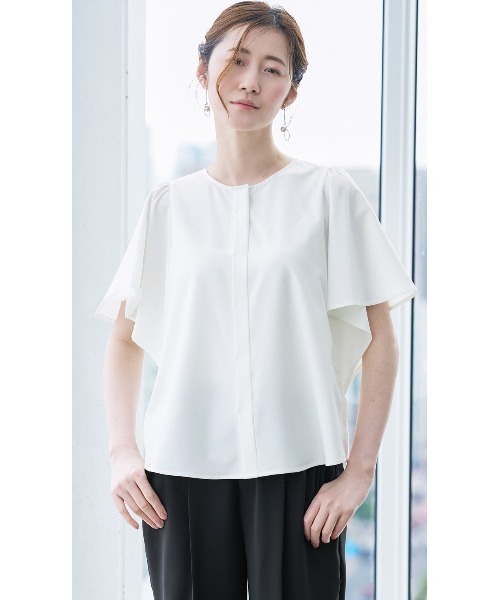 AOYAMA(アオヤマ)の「フレアスリーブブラウス【涼】【半袖】ストレッチ素材を使用したエレガントなフレア袖ブラウス(シャツ/ブラウス・レディース・ネイビー/ホワイト・M/L)」の3枚目の写真