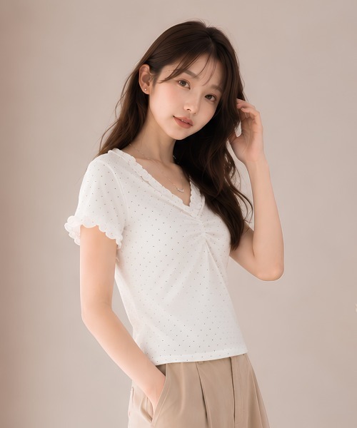 center i（センターアイ）の「ドット柄フリルネックギャザー半袖カットソー（Tシャツ/カットソー・レディース・ホワイト・FREE）」の2枚目の写真