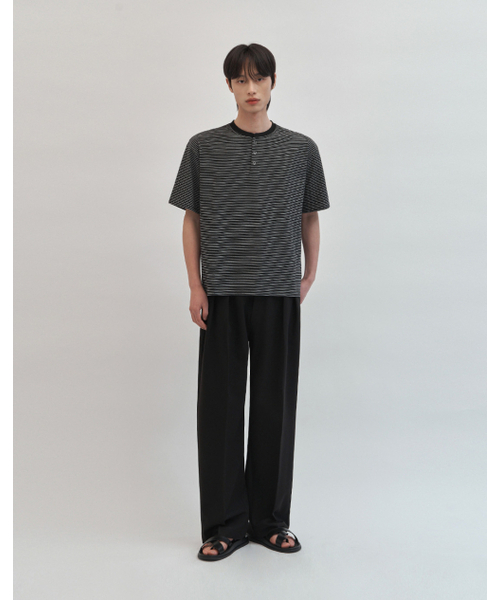WORK ON BODY OFF（ワークオンボディオフ）の「マレ コットン ヘンリーネック 半袖Tシャツ [ブラック ホワイト]（Tシャツ/カットソー・メンズ・ブラック×ホワイト・MEDIUM/LARGE/X-LARGE）」の2枚目の写真