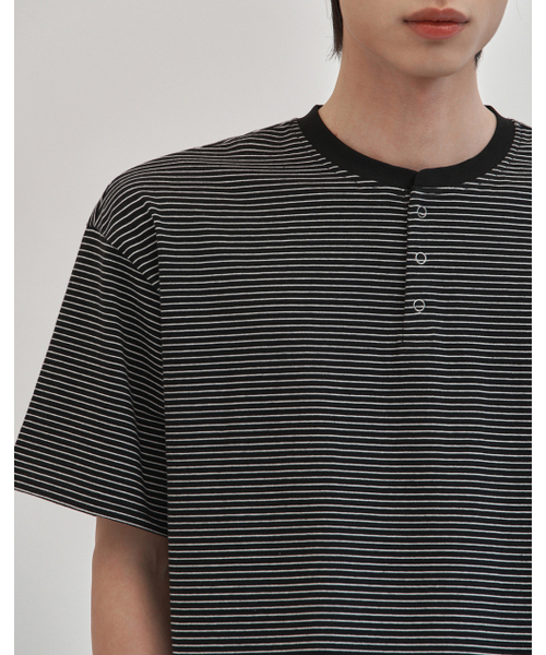 WORK ON BODY OFF（ワークオンボディオフ）の「マレ コットン ヘンリーネック 半袖Tシャツ [ブラック ホワイト]（Tシャツ/カットソー・メンズ・ブラック×ホワイト・MEDIUM/LARGE/X-LARGE）」の3枚目の写真
