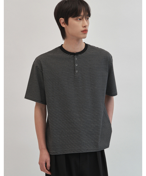 WORK ON BODY OFF（ワークオンボディオフ）の「マレ コットン ヘンリーネック 半袖Tシャツ [ブラック ホワイト]（Tシャツ/カットソー・メンズ・ブラック×ホワイト・MEDIUM/LARGE/X-LARGE）」の4枚目の写真