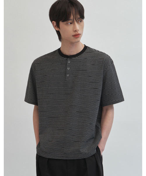 WORK ON BODY OFF（ワークオンボディオフ）の「マレ コットン ヘンリーネック 半袖Tシャツ [ブラック ホワイト]（Tシャツ/カットソー・メンズ・ブラック×ホワイト・MEDIUM/LARGE/X-LARGE）」の5枚目の写真