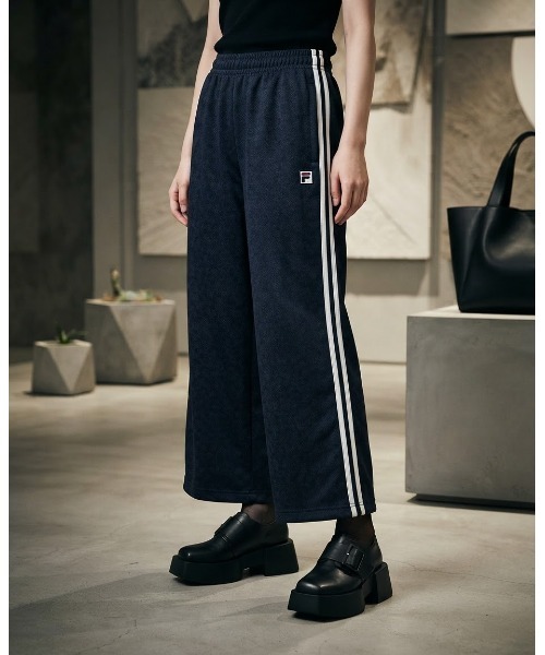 FILA(フィラ)の「ELEY KISHIMOTO×FILA TRACK PANT / イーリーキシモト×フィラ トラックパンツ(その他パンツ・レディース・ダークカーキ/ブラック・S/M/L/XL)」の1枚目の写真