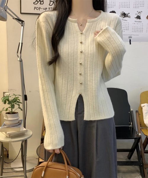 AMAJI(アマジ)の「ハーフジップ サイドスリット ルーズシルエット ニットトップス(ニット/セーター・レディース・グレー/ブラック/ベージュ/イエロー/ブラウン・FREE)」の5枚目の写真