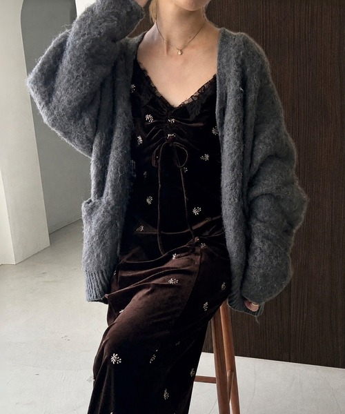 junoah(ジュノア)の「花柄刺繍ベロアキャミワンピース(裏地無し)(ワンピース・レディース・グレイッシュベージュ/ブラウン/ブラック・LARGE/MEDIUM/SMALL)」の2枚目の写真